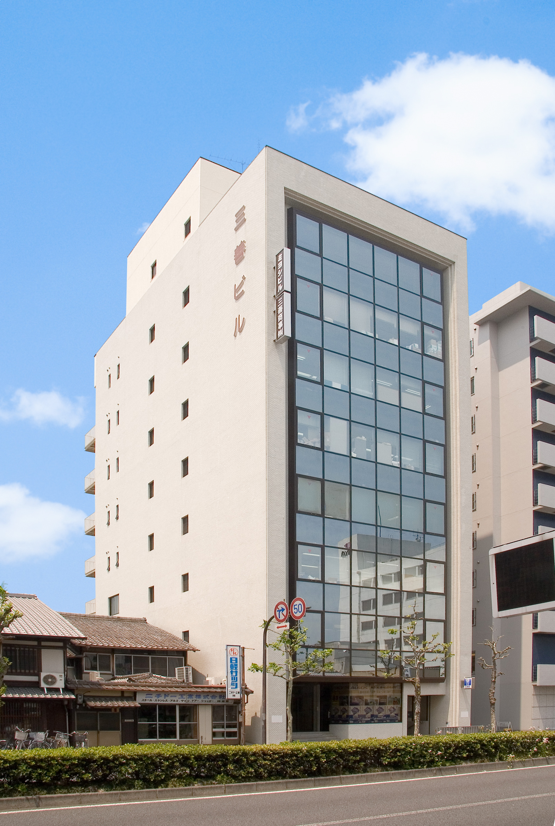 三善ビル MIYOSHI Bldg. 京都の表玄関、京都駅近くに位置し、地下鉄五条駅出口に直結のオフィスビル。高い天井とハイサッシでゆとりのビジネス空間を演出。